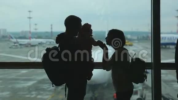 家庭度假机场视频的预览图