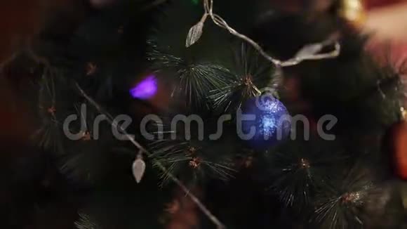 用礼物装饰圣诞树圣诞节和新年庆祝活动假日圣诞场景圣诞礼物视频的预览图