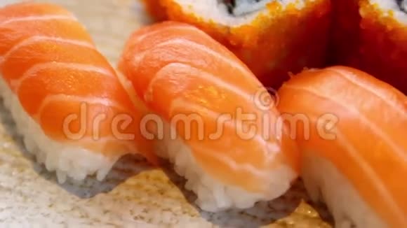 特写美味的寿司视频的预览图