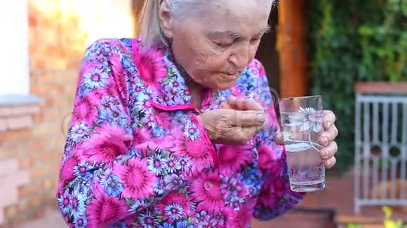 老年女性持片饮料视频的预览图