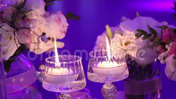 桌子上的装饰蜡烛桌子上的眼镜和圣诞蜡烛婚礼装饰品白蜡烛和蜡烛视频的预览图