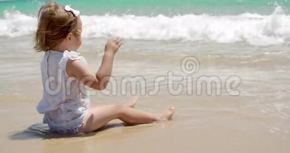可爱的少女在冲浪中划桨视频的预览图