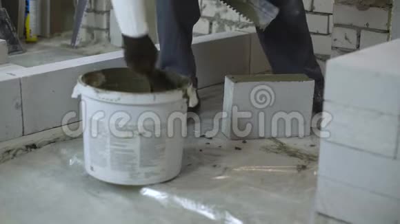 加气混凝土砌块侧面抹砂浆的施工人员视频的预览图