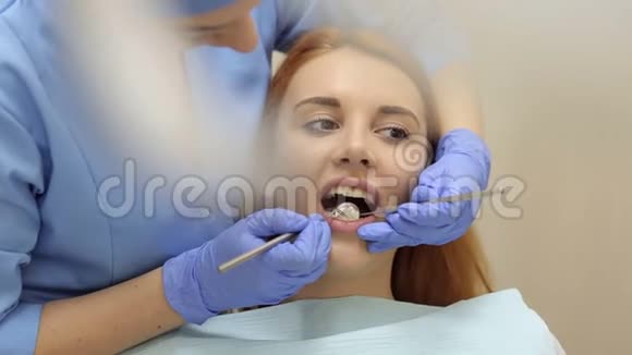 牙医在诊所治疗一个年轻女孩的牙齿视频的预览图