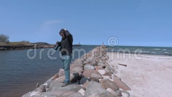 摄影师在码头拍照视频的预览图