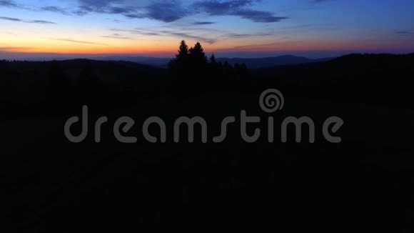 日落在波兰的山上俯瞰日落红色的天空从上面看视频的预览图