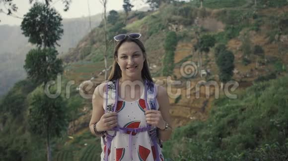 斯里兰卡许多茶园中的游客妇女快乐的女人徒步旅行者视频的预览图