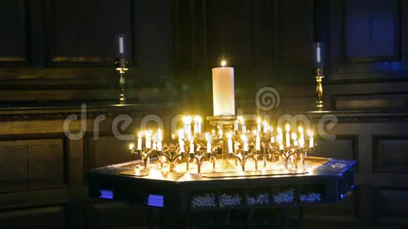 燃烧的蜡烛在黑暗中融化视频的预览图