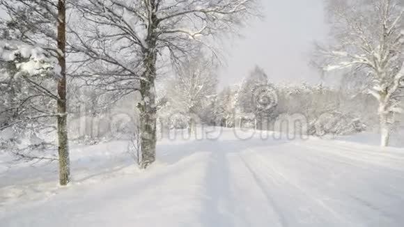 一辆汽车沿着厚厚的雪街行驶视频的预览图