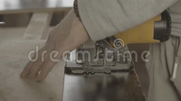 木工在直线上切割木板的面圆形锯锯视频的预览图