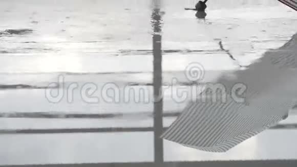雨天的雨伞倾斜起来视频的预览图