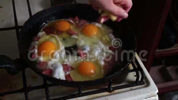 女人倒鸡蛋的调料视频的预览图