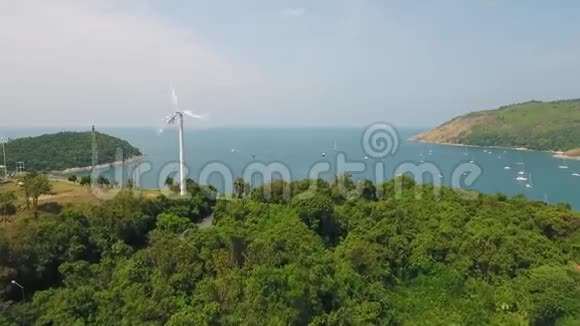 普吉纳哈恩海滩附近的风车风力发电站高清空中无人机射击泰国视频的预览图