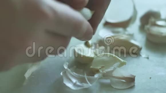 男人正在清洗大蒜特写丁香室内蔬菜大蒜食品厨房生活方式视频的预览图