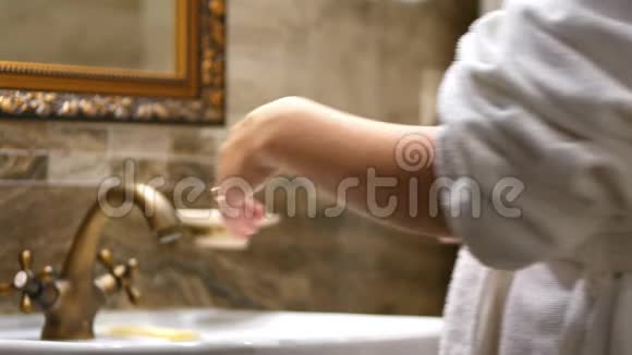 女洗和烘干她的手在水龙头4k视频的预览图