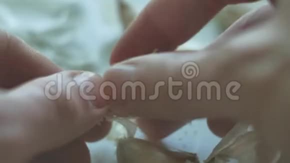 男人正在清洗大蒜特写丁香室内蔬菜大蒜食品厨房生活方式视频的预览图