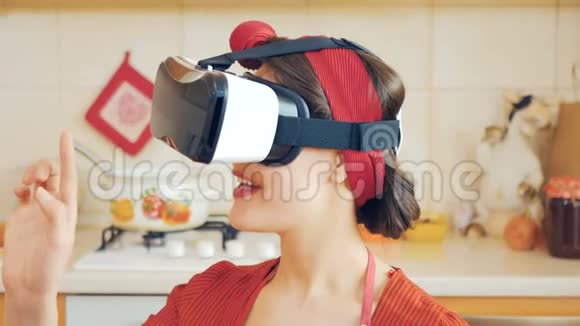 虚拟现实眼镜中插针女孩的肖像视频的预览图