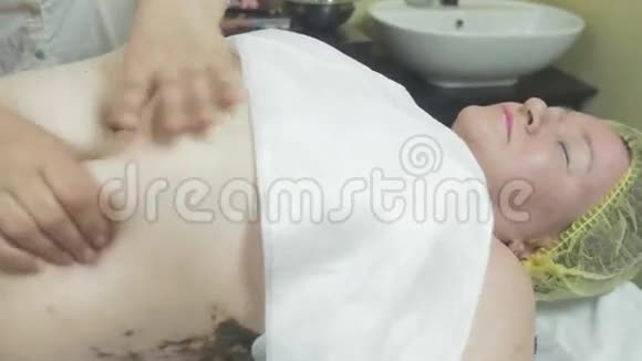 在美容院为成年妇女做厚胃按摩丁丁视频的预览图