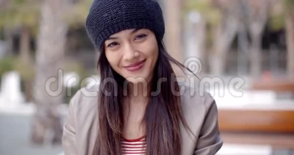 穿着羊毛帽的漂亮体贴的年轻女人视频的预览图