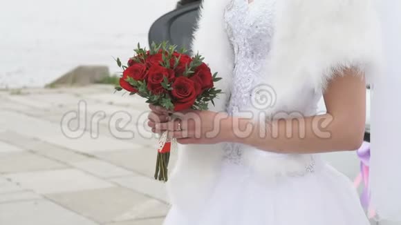 穿着豪华婚纱的无名新娘视频的预览图