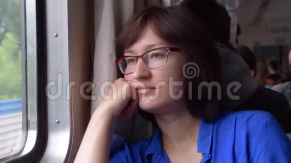 从火车窗口欣赏风景的女孩视频的预览图