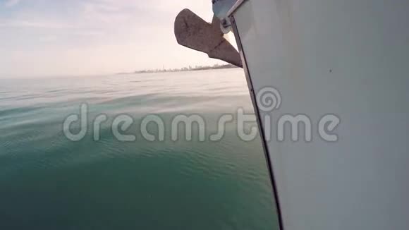 在地中海航行的帆船船头的锚的特写侧面视频的预览图