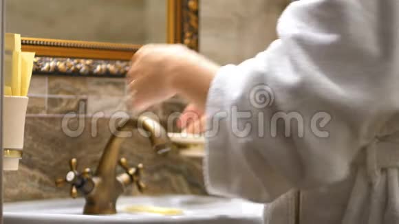 女洗和烘干她的手在水龙头4k视频的预览图