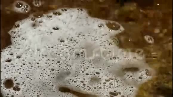 泡泡在岩石池里旋转视频的预览图