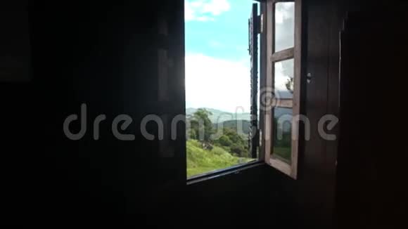 相机移动打开窗口显示丘陵景观视频的预览图