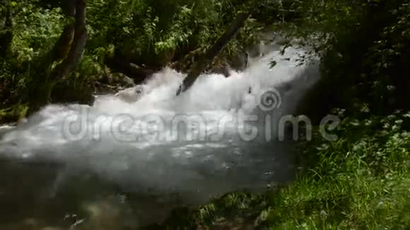 靠近有急流的湍急的山河视频的预览图
