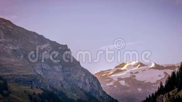 夏季格雷斯尼山谷日落时玫瑰山全景的时间流逝视频的预览图