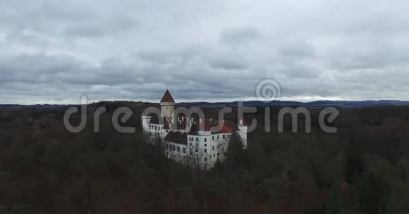 鸟瞰科诺派斯特城堡视频的预览图