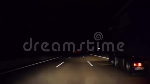 在高速公路上行驶汽车超车视频的预览图