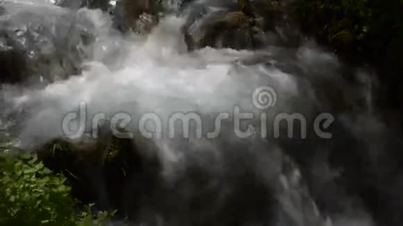 近山河急流的细节视频的预览图