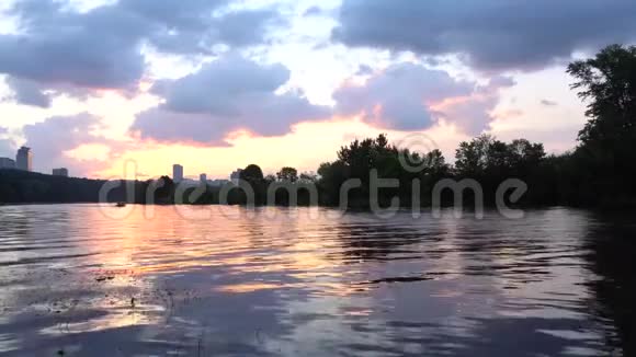 美丽的日落在4K河视频的预览图