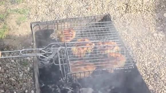 在烤架上烧烤视频的预览图