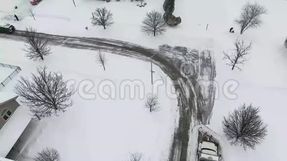 冬季风暴除雪用雪犁清除住宅街道视频的预览图