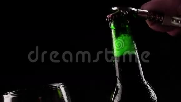 男子打开一瓶新鲜啤酒泡沫接近空杯视频的预览图