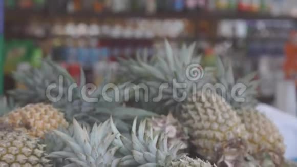 菠萝或熟菠萝市场上的有机菠萝堆视频的预览图