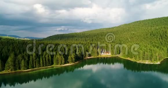 黑山黑湖阳光明媚的夏日鸟瞰蓝色湖泊和绿色森林视频的预览图