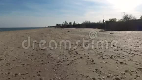 敖德萨湾废弃海滩上的老房子视频的预览图