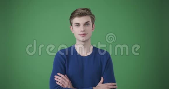 手臂交叉在绿色背景上的人视频的预览图
