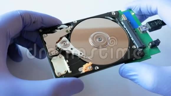 工程师正在拆卸损坏的硬盘驱动器以进行数据恢复视频的预览图