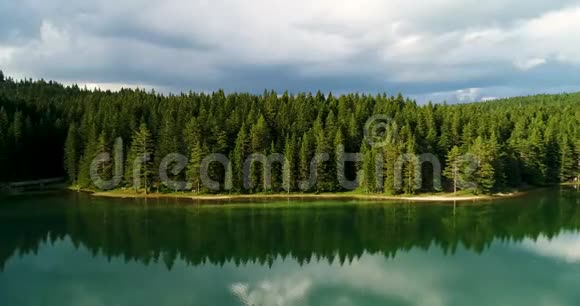 黑山黑湖阳光明媚的夏日鸟瞰蓝色湖泊和绿色森林视频的预览图