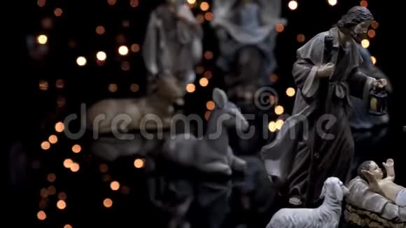 圣诞老人的场景是一个有灯光的圣诞马槽视频的预览图