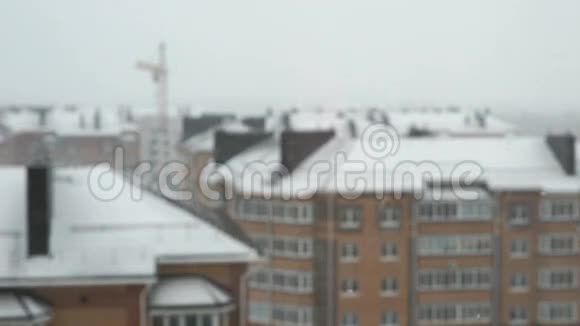 多层住宅住宅下雪了冬天视频的预览图