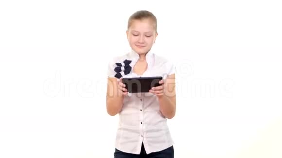 聪明聪明的学校女孩用平板电脑玩视频的预览图