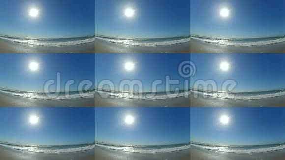 海浪与白色泡沫卷到沙滩视频的预览图