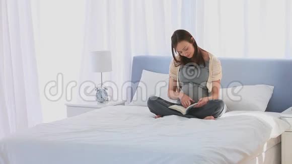 快乐的孕妇阅读视频的预览图