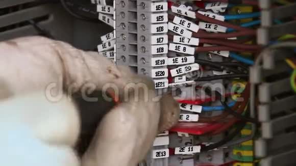 电工修理保险丝盒视频的预览图